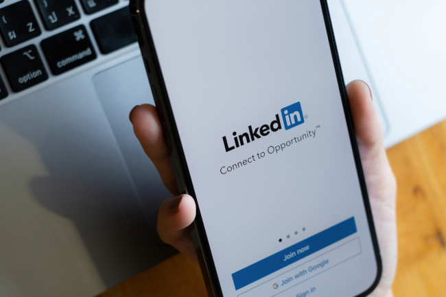 Afmetingen LinkedIn 2023 De Social Media formaten op het meest zakelijke platform, LinkedIn, zijn de volgende: Profielfoto LinkedIn Profielfoto (privé): 400 X 400 Profielfoto (business): 300 X 300 Profielfoto mimimum: 200 X 200 Omslagfoto LinkedIn Omslagfoto (privé): 1536 X 396 Omslagfoto (business): 1536 X 768 Minimale vereisten omslagfoto: 1192 X 220 Bestandsgrootte: max. 4 MB Beeldverhouding: 1.91:1 Bestandsformaat: JPG of PNG Overig Afbeelding: 1024 X 512 Linkafbeelding: 1200 X 628 Vierkant: 1200 X 1200 ‘Hero’: 1128 X 376 Business banner: 646 X 220 Afmetingen voor LinkedIn advertenties 2023 Sponsored: 1200 X 627 Carrousel: 1080 X 1080 Tip: LinkedIn is een goed platform voor de B2B. Je kunt goed segmenteren in LinkedIn ads.